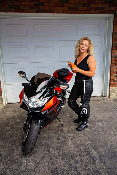 Twenty Something Blond Hair Woman Clean Sport Motocycle Front Garage — Stock Photo, Image