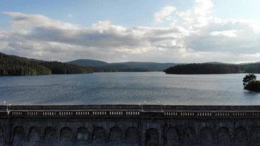 Dağ baraj havadan görünümü