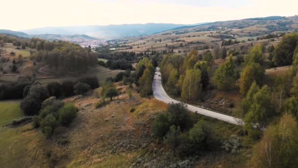 Rhodopi 山上空飞越沥青路面 — 图库视频影像