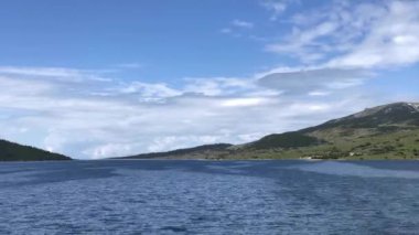 Bulgaristan 'daki yüksek dağ gölü manzarası