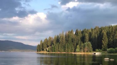 Bulgaristan 'daki yüksek dağ gölü manzarası