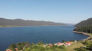 Bulgaristan 'daki yüksek dağ barajının hava manzarası