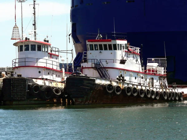 Pareja Remolcadores Atracados Frente Gigantesco Buque Suministro Offshore —  Fotos de Stock