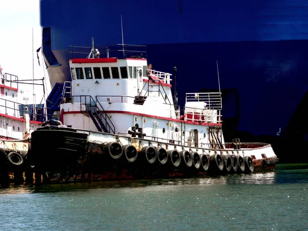 Buque Remolcador Atracado Frente Barco Gigante Suministros Alta Mar —  Fotos de Stock