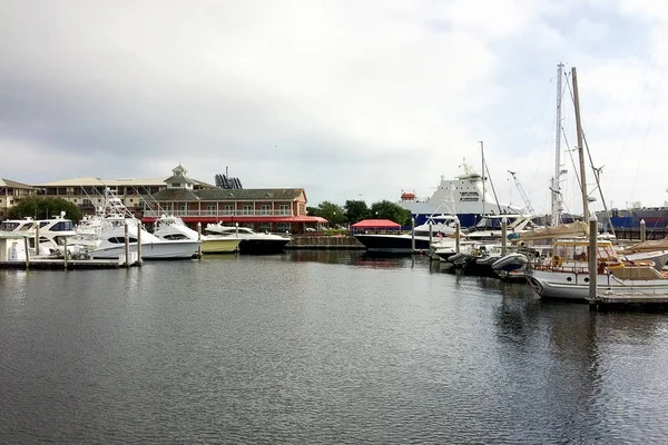 Łodzi Zadokowany Palafox Pier Pensacola Florydzie — Zdjęcie stockowe