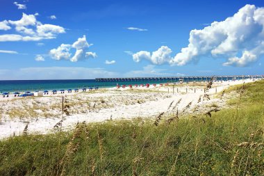 Uzak mesafede ki balıkçı iskelesi ile Pensacola Plajı manzarası, Pensacola, Florida
