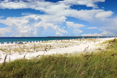 Uzak mesafede ki balıkçı iskelesi ile Pensacola Plajı manzarası, Pensacola, Florida