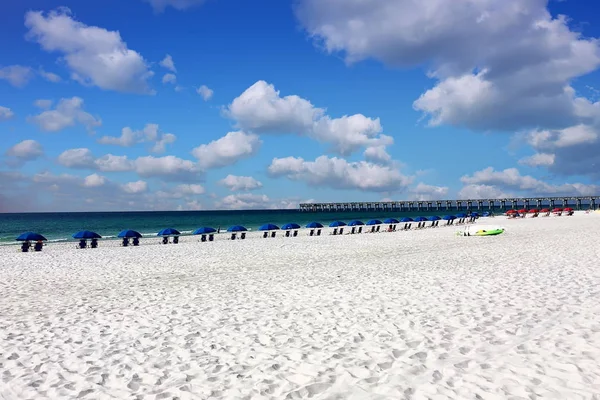Uzak mesafede ki balıkçı iskelesi ile Pensacola Plajı manzarası, Pensacola, Florida