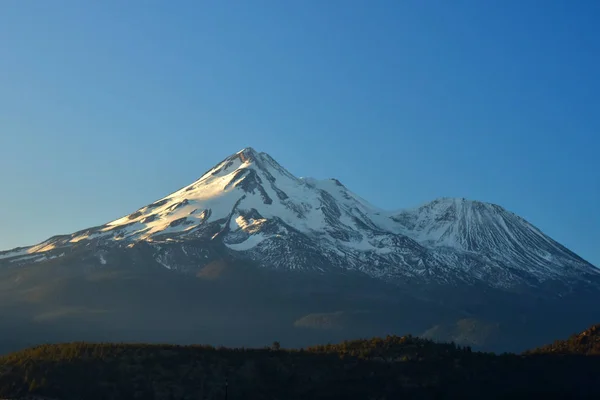 米国カリフォルニア州のシャスタ山火山のビュー — ストック写真