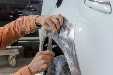 araba tamircisi otomobil karoser bir aracın bir trafik kazasından sonra onarır.