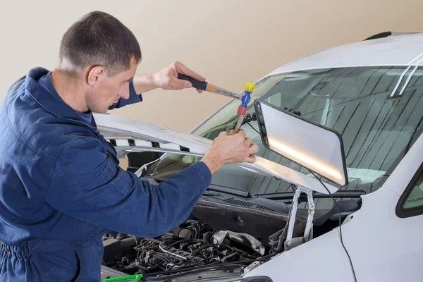 Mecánico Profesional Elimina Abolladuras Carrocería Del Coche Fotos de stock libres de derechos