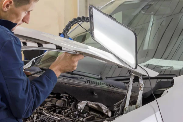 Mecánico Profesional Elimina Abolladuras Carrocería Del Coche Imagen de archivo