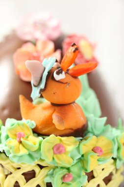 Fantezi pahalı çikolata Paskalya yortusu yumurta ördek dekore edilmiştir.