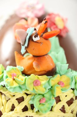 Fantezi pahalı çikolata Paskalya yortusu yumurta ördek dekore edilmiştir.