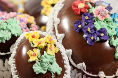 Fantezi pahalı çikolata Paskalya yumurtaları dekore edilmiştir.