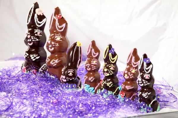 Вишукані Дорогі Прикрашені Шоколадні Великодні Кролики — стокове фото
