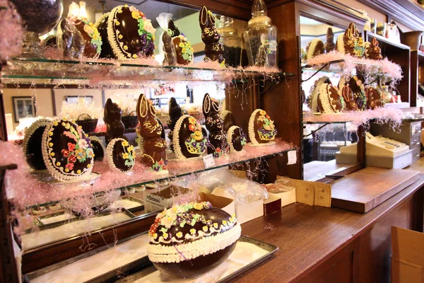 Fantezi Pahalı Çikolata Paskalya Yumurtaları Dekore Edilmiştir — Stok fotoğraf