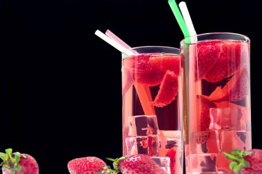 çilek ve buz siyah ahşap zemin ile içecek 