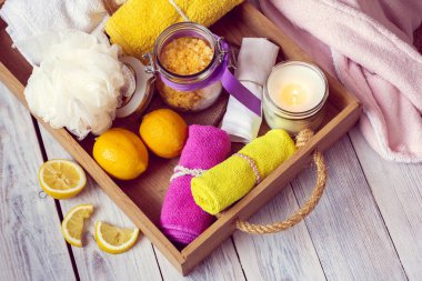 Spa oluşur bornoz, havlu, sarı deniz tuzu ve diğer aksesuarlar için banyo içinde ahşap tepsi