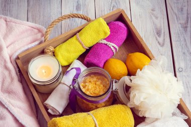 Spa oluşur bornoz, havlu, sarı deniz tuzu ve diğer aksesuarlar için banyo içinde ahşap tepsi