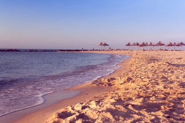 Costa Del Mar Amanecer Con Sombrillas Paja Horizonte — Foto de Stock