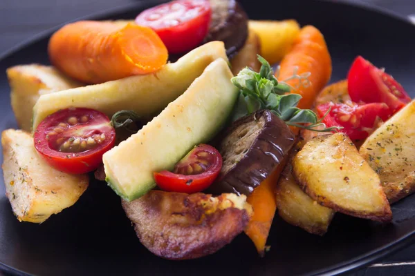 Plato Negro Con Varias Verduras Cerca — Foto de Stock