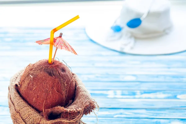 Pronto Para Viajar Coco Com Palha Enrolado Serapilheira Fundo Azul — Fotografia de Stock