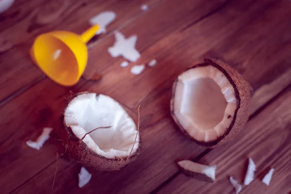 Twee Halve Kokosnoot Met Gele Trechter Gemorste Melk Een Houten — Stockfoto