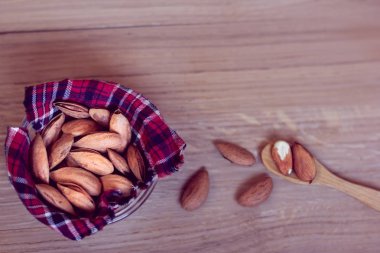 badem ahşap arka plan üzerinde bir tabak içinde