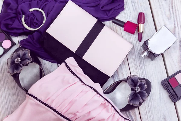 Rosa Handväska Och Svarta Stilettklackar Med Kläder Och Kosmetika Vit — Stockfoto