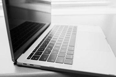 Defter Macbook Pro Retina durumunda Usb Type-C ile gümüş gri bir tablo - 28 Haziran 2018