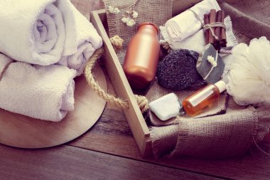 Spa oluşur beyaz havlu ve diğer aksesuarlar için banyo içinde ahşap tepsi