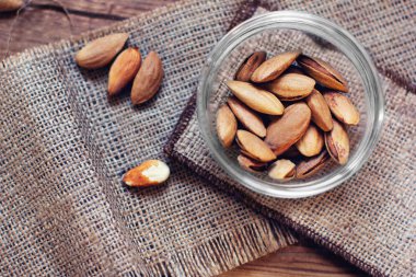 badem bir çul üzerinde bir cam daire içinde