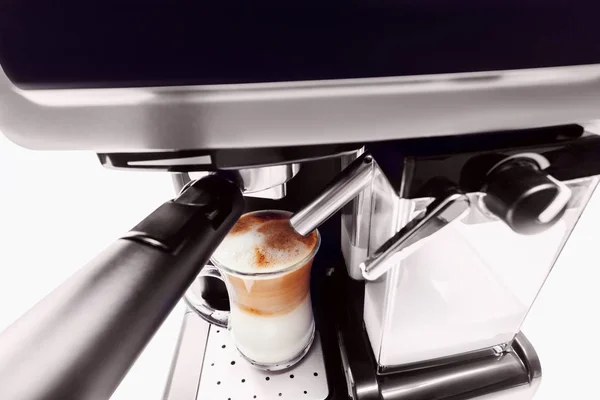 Kaffeemaschine Mit Tasse Kaffee Und Milchkanne Auf Weißem Hintergrund — Stockfoto