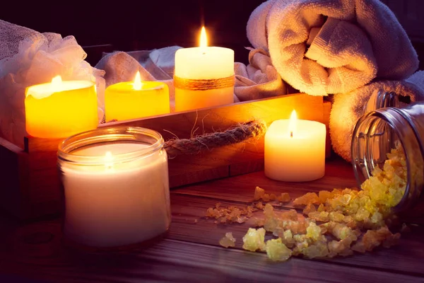 Wellness Besteht Aus Handtüchern Kerzen Und Gelbem Meersalz Auf Einem — Stockfoto