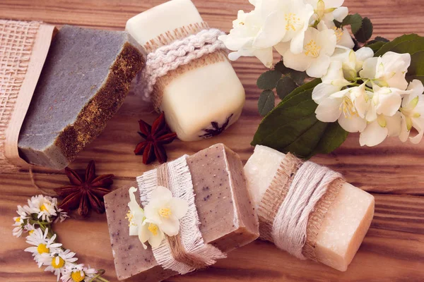 Adet çeşitli kuru sabun bir Yasemin, daisy ve anises ahşap zemin ile dekore edilmiş