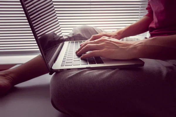 Girl Holds Open Macbook Pro Retina Usb Type Her Lap — Stock Photo, Image