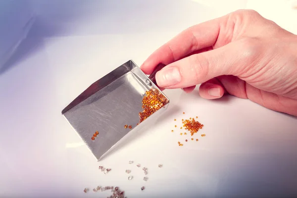 Hand Woman Holds Scoop Sorts Diamonds — Stock Photo, Image