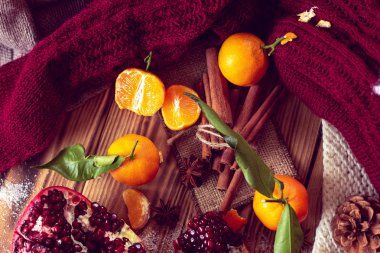 Noel sıcak natürmort mandalina, nar, tarçın, anason ve örme kazak oluşur