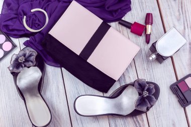 Pembe çanta ve giyim ve kozmetik Beyaz ahşap zemin üzerinde siyah stiletto topuklar