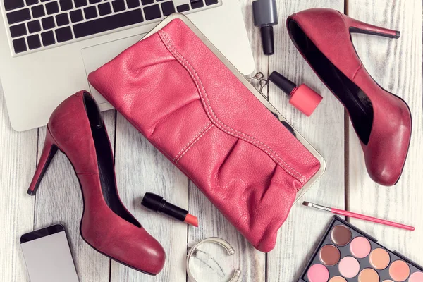 Rosa Handväska Och Stilettklackar Med Laptop Och Kosmetika Vit Trä — Stockfoto
