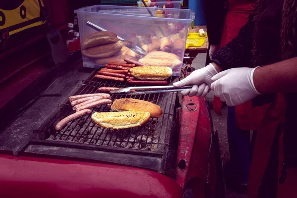 Männerhände Kochen Hotdogs Für Oktoberfest — Stockfoto
