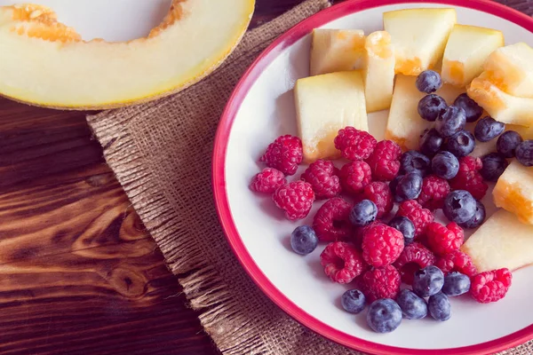 Himbeeren Blaubeeren Und Melonenscheiben Auf Einem Teller — Stockfoto