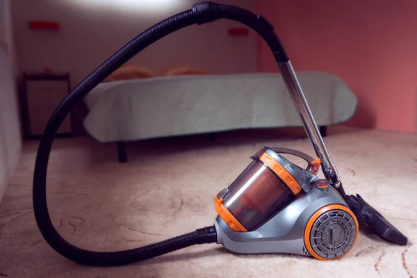 Stofzuiger Met Oranje Kleur Achtergrond Van Een Slaapkamer — Stockfoto