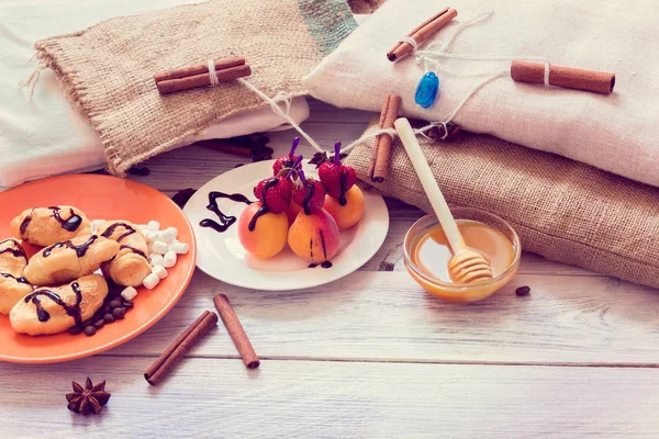 Kruvasan ve çilek canaps oluşan kahvaltı 