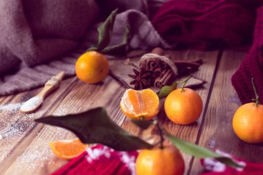 mandalina ve kazak ile sıcak kış. Noel natürmort