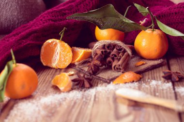 mandalina ve kazak ile sıcak kış. Noel natürmort