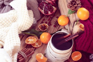 sıcak kış bir fincan çay ve mandalina. Noel natürmort