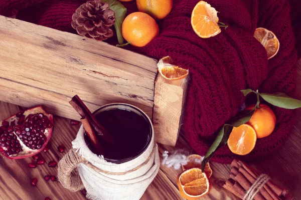 Zimą Ciepły Kubek Herbaty Mandarynki Boże Narodzenie Martwa Natura — Zdjęcie stockowe