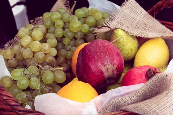 Frutas Diferentes Como Manzanas Uvas Limón Una Canasta — Foto de Stock